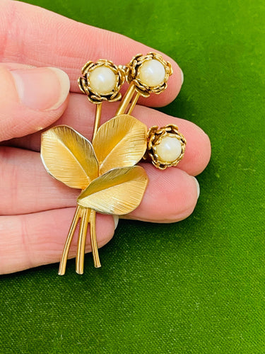 Gold and Pearl Bouquet Devil's Details
